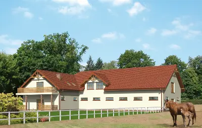 Stajnia dla 16 koni z częścią mieszkalną i składową SC07  — wizualizacje 1 (odbicie lustrzane)